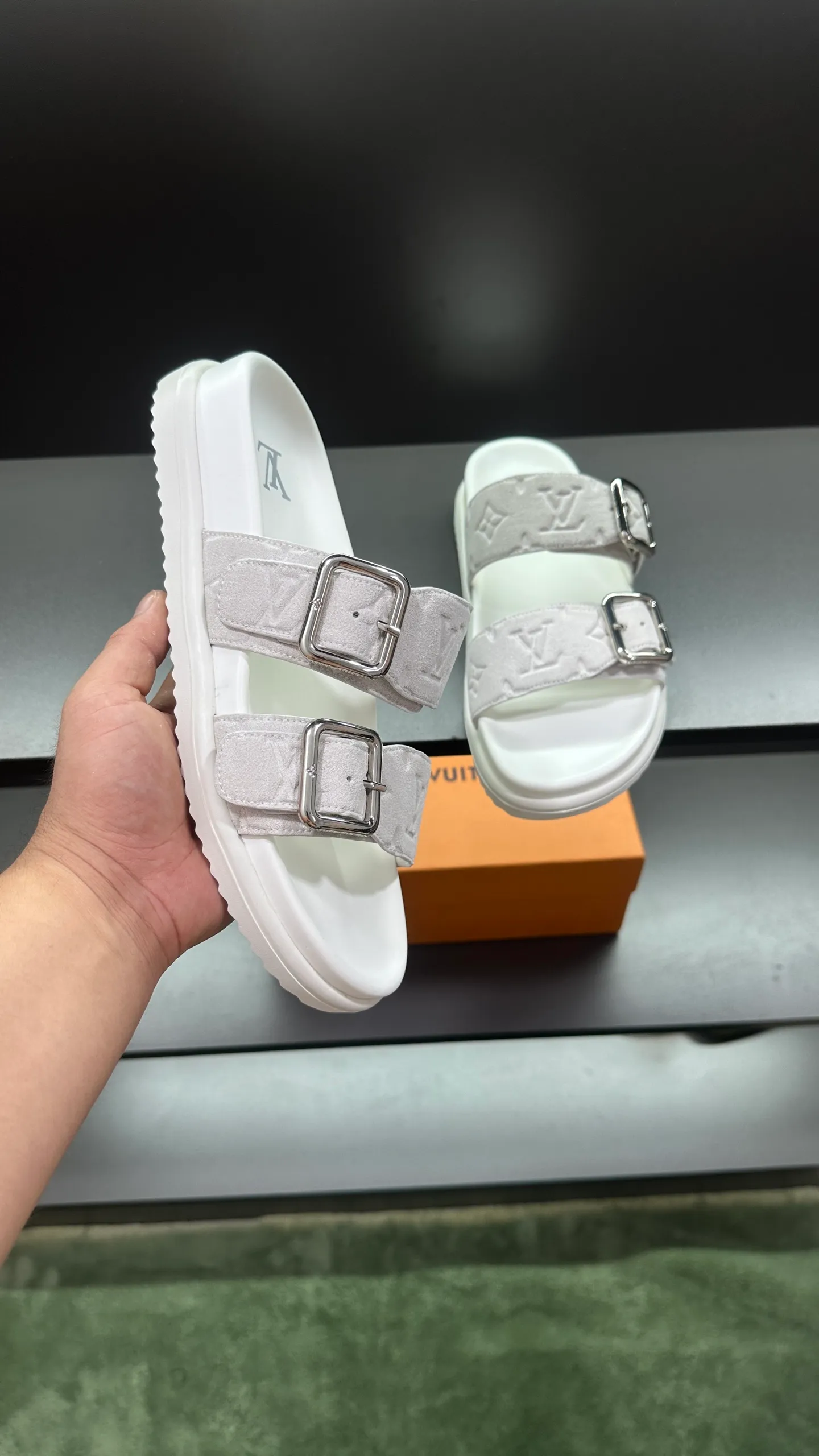 P320 🔍Top purchasing agent LV men's spring and summer slippers counter synchronized. The uppers are made of cowhide fabric imported from Italy, with logo graphics and high-quality craftsmanship. The soles are: original soles specially provided by the original factory. Exclusive molded soles are super comfortable. Original factory follow-up orders. 🔍🔍High quality. You can enter and exit the counter at will. Welcome to compare. Size 38-45